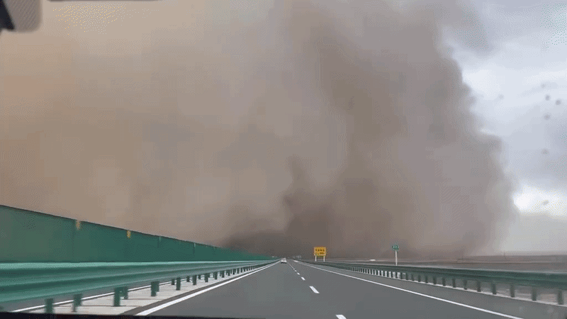 Đường cao tốc đang sáng bỗng tối sầm vì bão cát