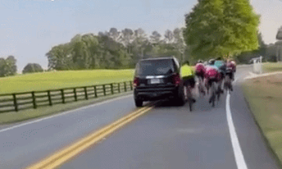 Ôtô húc ngã người đi xe đạp 'vì chiếm đường'