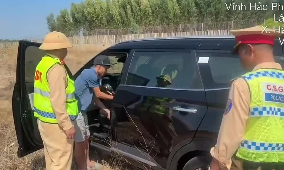 CSGT lái xe giúp tài xế buồn ngủ trên cao tốc