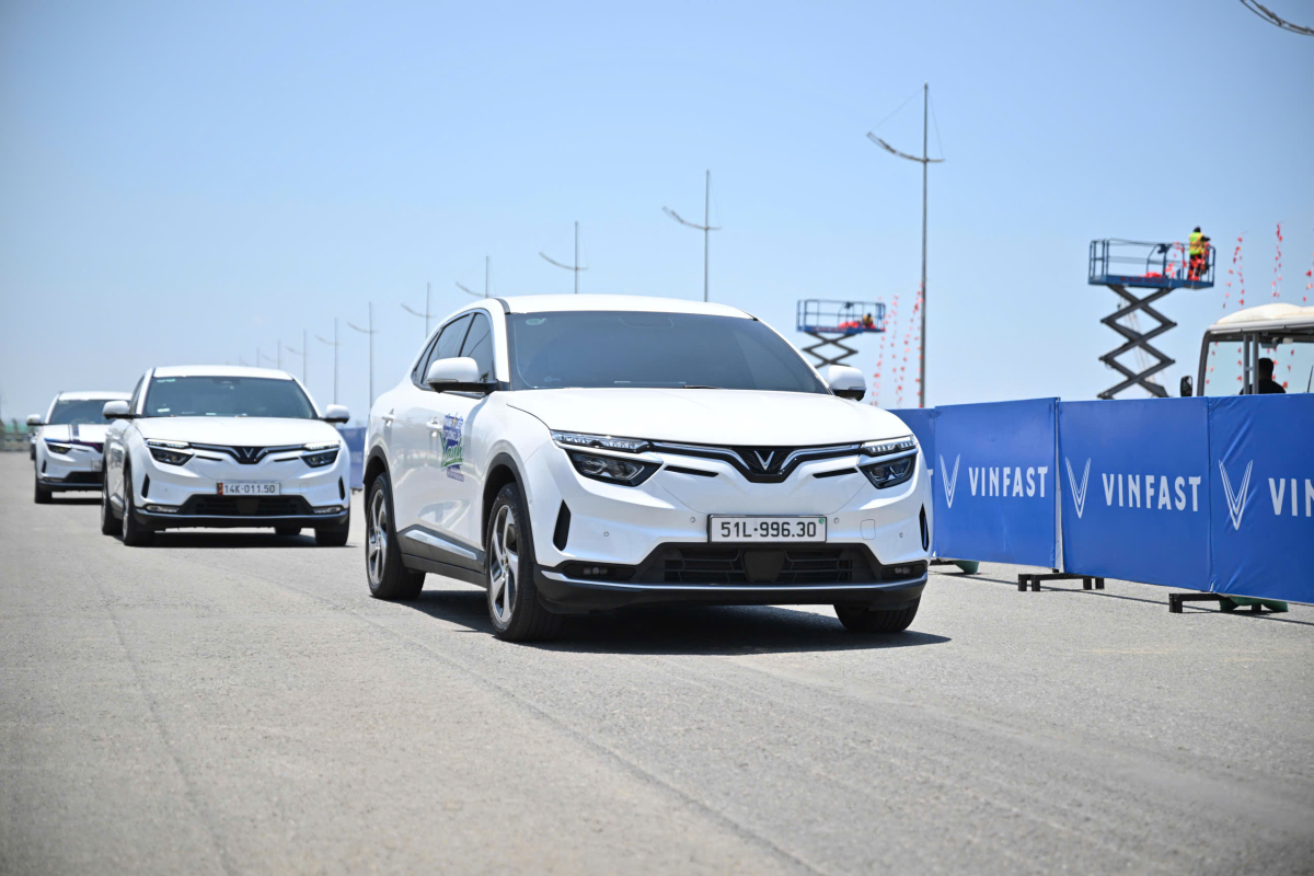 Runner VnExpress Marathon lái thử dàn ôtô điện VinFast