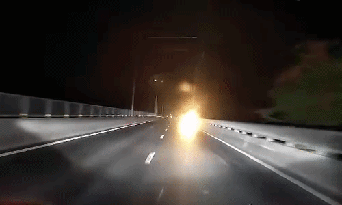 Ôtô đi ngược chiều cao tốc rọi đèn chói như mặt trời