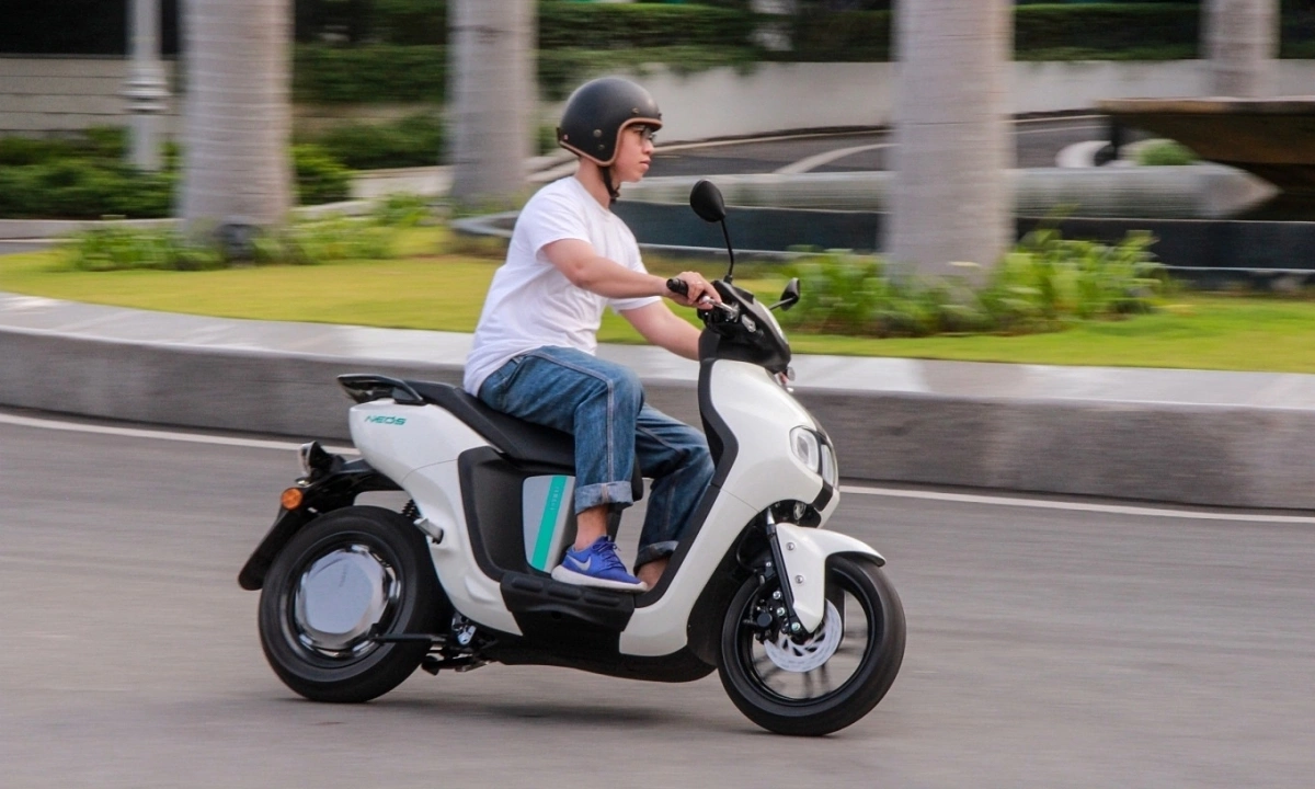 Những sai lầm khi dùng xe máy điện mùa hè khiến pin nhanh xuống cấp