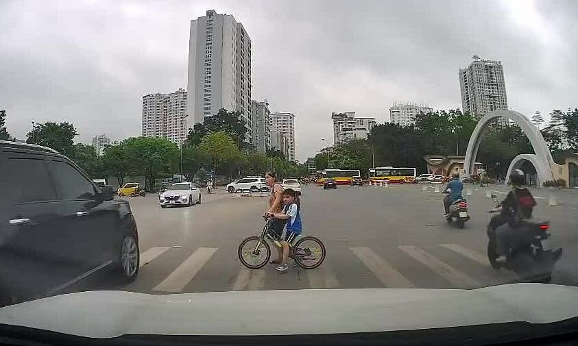 'Ôtô uy hiếp người đi bộ'