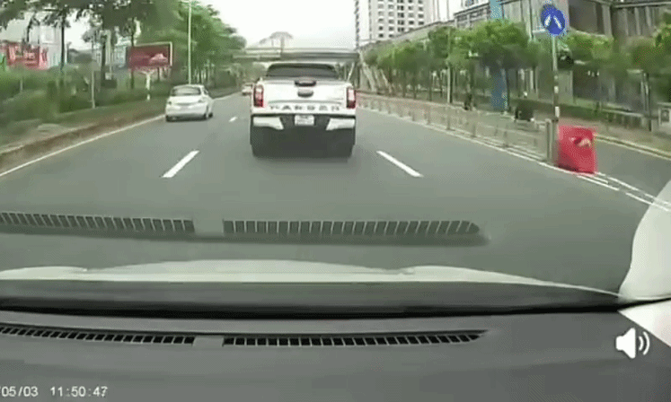 Ông cụ đạp xe thử tay lái của ba tài xế