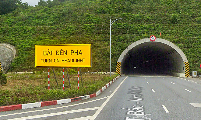 Biển báo 'Bật đèn pha' khiến nhiều tài xế hiểu nhầm