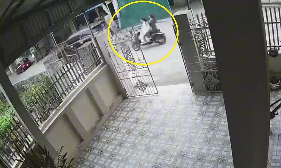 Xe máy vượt ôtô, tông trực diện xe tải ngược chiều