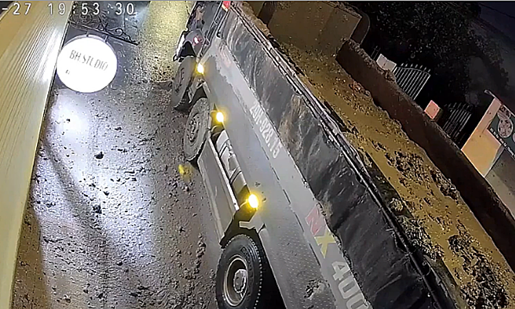 Phanh gấp tránh xe bus, xe tải trào bùn ra đường
