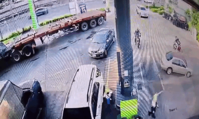 Ôtô lùi húc đổ trụ xăng bốc cháy ngùn ngụt
