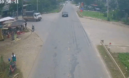 Cô bé đứng bên đường thoát chết khi hai ôtô húc nhau