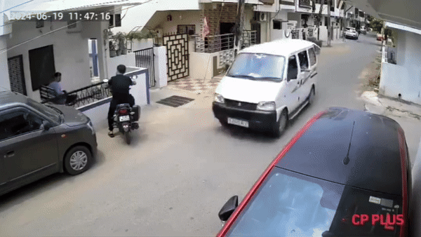 Hai nữ sinh rơi khỏi xe đưa đón