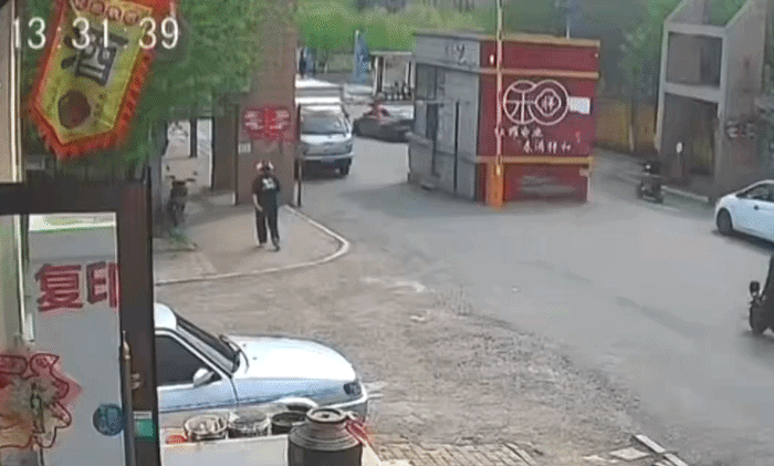 Người đi bộ đổ gục vì xe tải đâm thanh chắn cổng