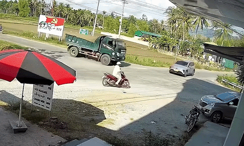 Ôtô phóng bạt mạng qua ngã tư, đâm bay người đi xe máy
