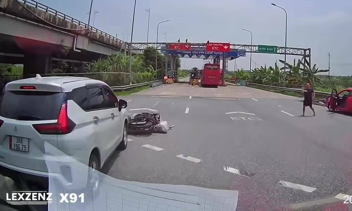 Ôtô đâm bay người đi xe máy tại vòng xuyến - ai sai?
