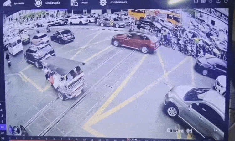 Xe bus bùng cháy ngay lập tức khi bị tàu đâm ở Bangkok
