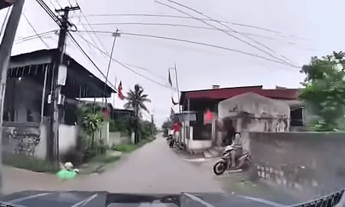 Ôtô suýt đâm trúng xe máy lao ra từ góc khuất trên đường làng