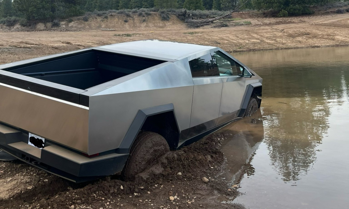 Bán tải Tesla Cybertruck sa lầy vì tài xế tin lời Elon Musk