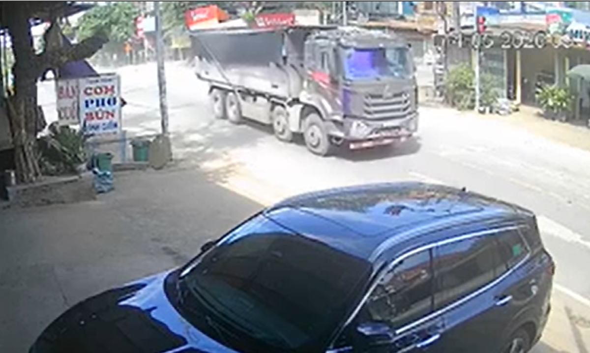 Xe máy lao vào xe tải khi cả hai cùng 'vô tư' qua giao lộ