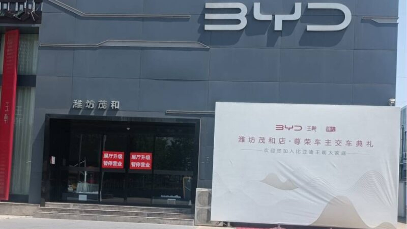 Các đại lý ôtô kêu gọi hãng giảm sản xuất
