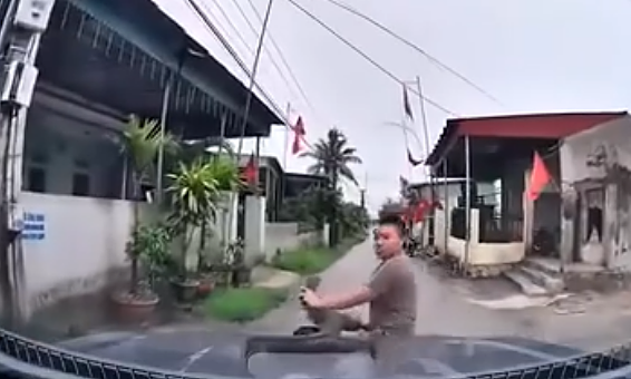 Ôtô suýt đâm trúng xe máy lao ra từ góc khuất trên đường làng