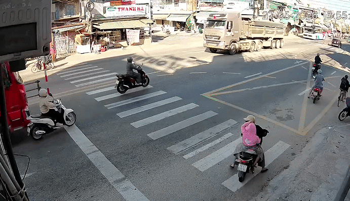 Người phụ nữ thoát chết khó tin dưới gầm xe tải