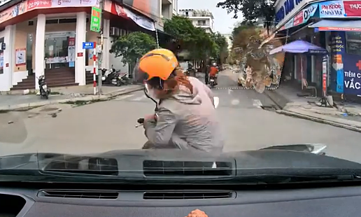 Người đi xe máy từ từ lao vào đầu ôtô như bị bịt mắt