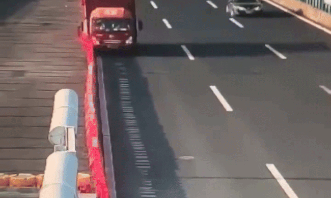Xe tải rơi khỏi đường trên cao, tài xế thoát chết
