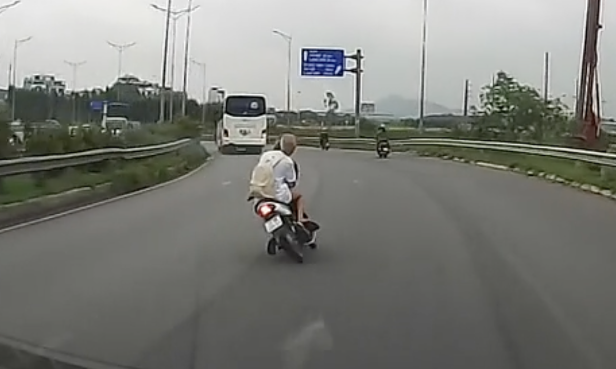 Hai học sinh 'đùa giỡn với tử thần' trên xe máy