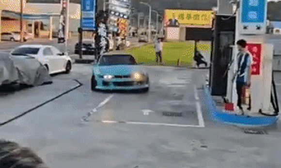 Bị điều tra vì drift ôtô trong trạm xăng