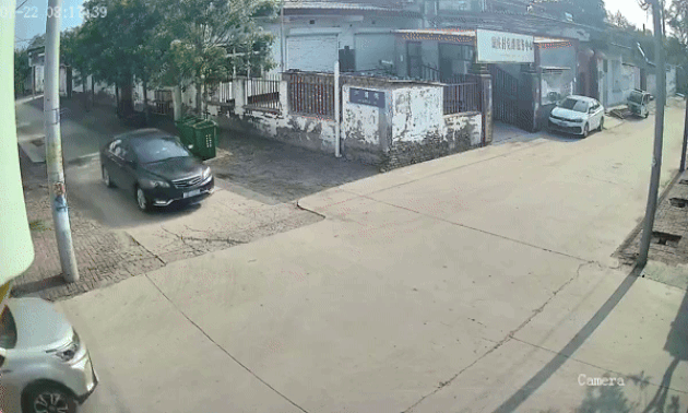 Ôtô chui tọt vào sân sau va chạm như drift chuyên nghiệp