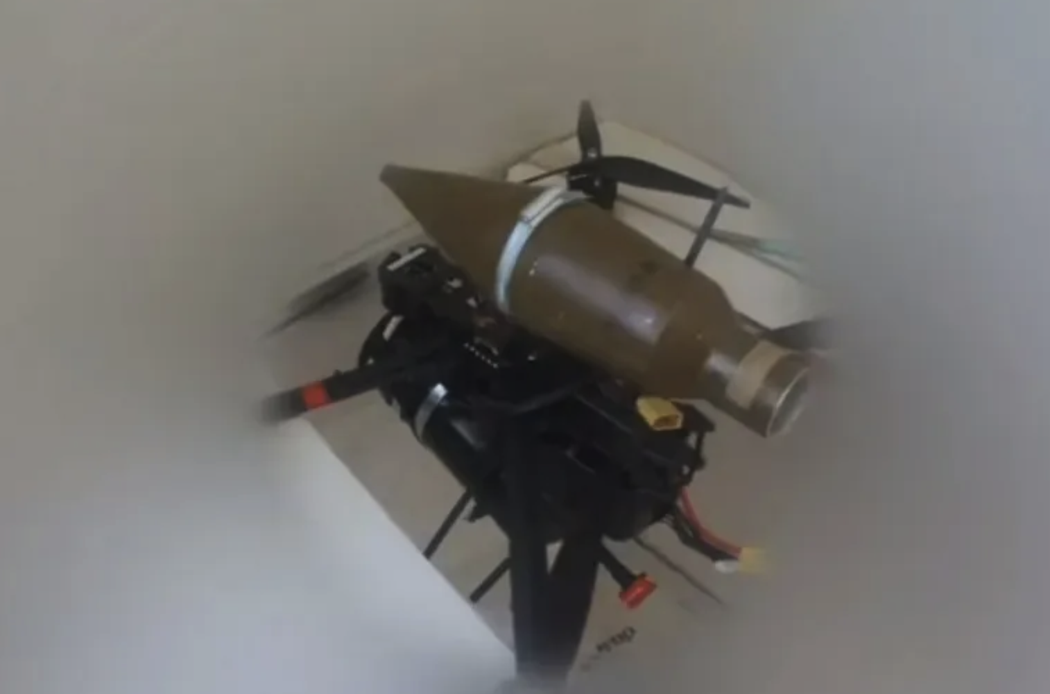 Sự khác biệt giữa drone mang chất nổ và UAV là gì?