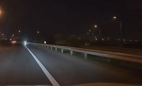 Pha 'ăn miếng trả miếng' của xe máy chạy ngược chiều cao tốc