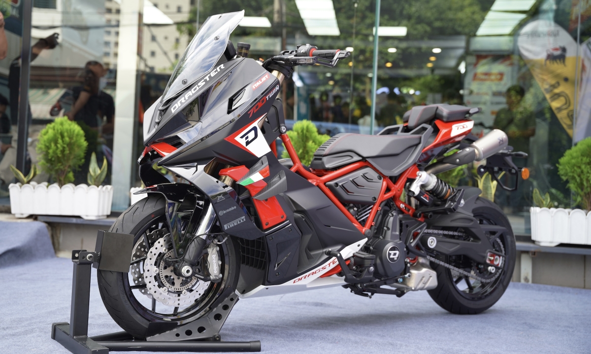 Italjet Dragster 700 - môtô lai scooter giá gần 430 triệu đồng