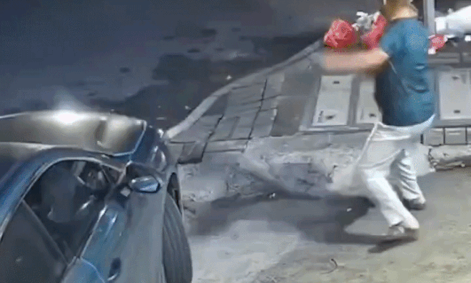 Vụ tai nạn và lời nhắc 'ra đường đừng cắm mặt vào điện thoại'