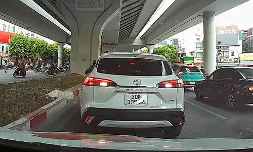 Lùi vào đầu xe phía sau, nữ tài xế tưởng bị tông