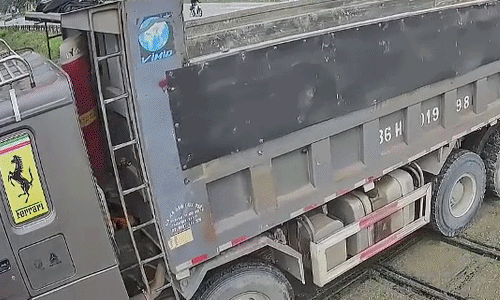 Những tài xế 'cược mạng' trên đường ray tàu hỏa