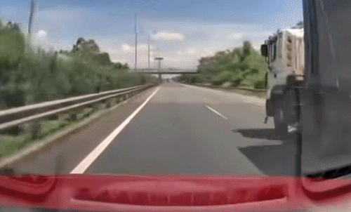 Nắp ca-pô lật che kín kính lái khi xe đang chạy 100 km/h