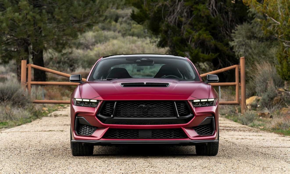 Ford có thể sản xuất sedan thương hiệu Mustang