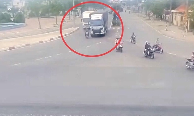 Xe máy bị cuốn vào gầm xe tải khi vừa hết đèn đỏ
