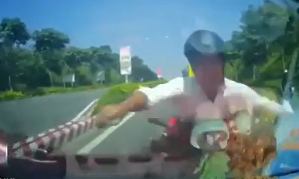 Xe máy đi ngược chiều lao thẳng vào đầu ôtô