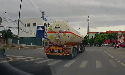 Người đi xe máy 'coi thường mạng sống' khi cắt đầu xe bồn để sang đường