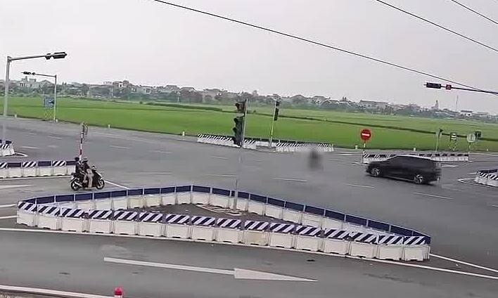 Ôtô phóng như tên bắn qua ngã tư, đâm bay xe máy