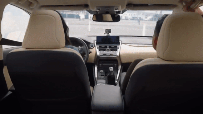 Chuyện gì xảy ra trong vài giây khi tài xế nhắn tin