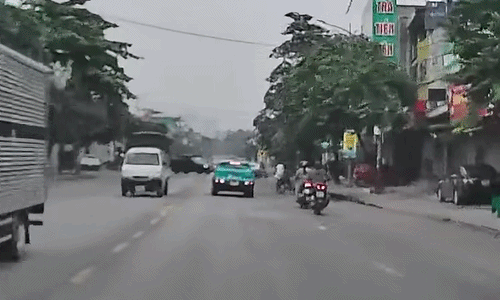 Bà cụ đi xe đạp ngoặt lái ngã vào ôtô