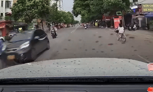 Bé gái đạp xe tạt ngang đầu ôtô