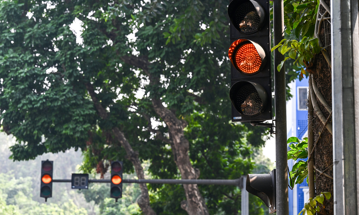 Có bị phạt khi không thể dừng đèn vàng?