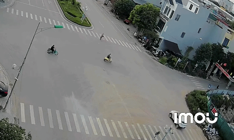 Ôtô đâm bay người đi xe máy tại ngã tư