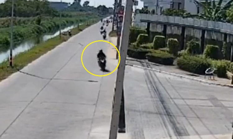 Xe máy lao như tên bắn hạ gục cột điện