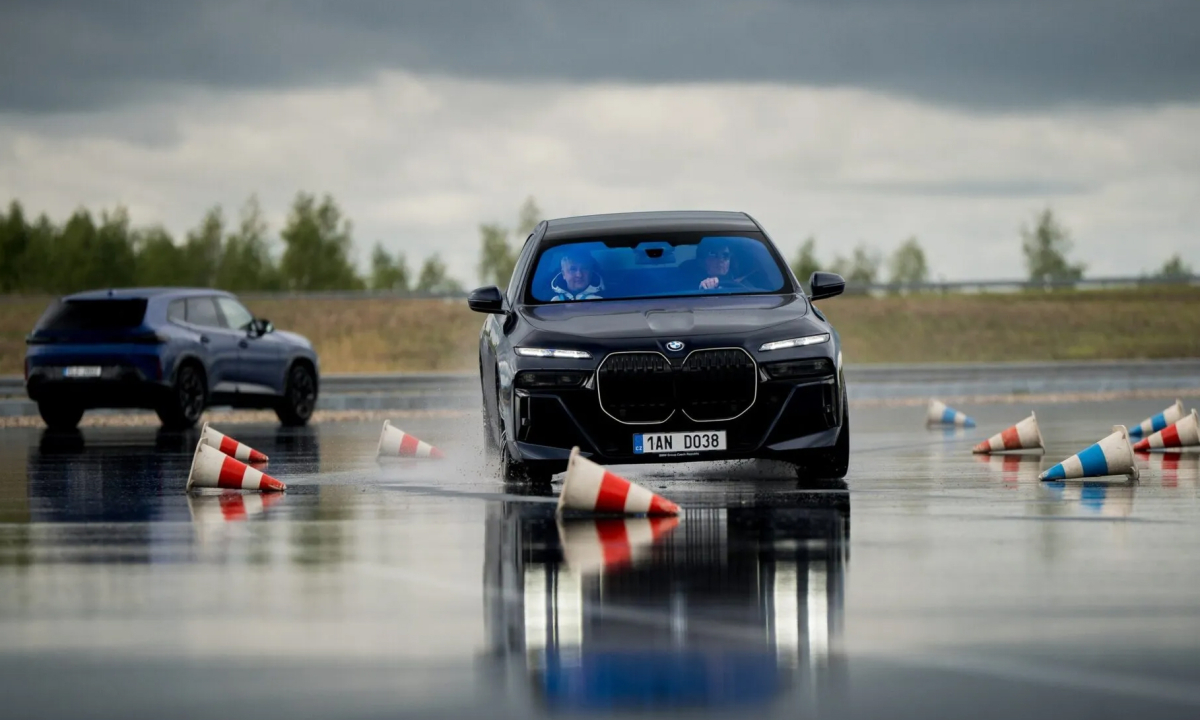 BMW mời khách hàng thử nghiệm xe chống đạn