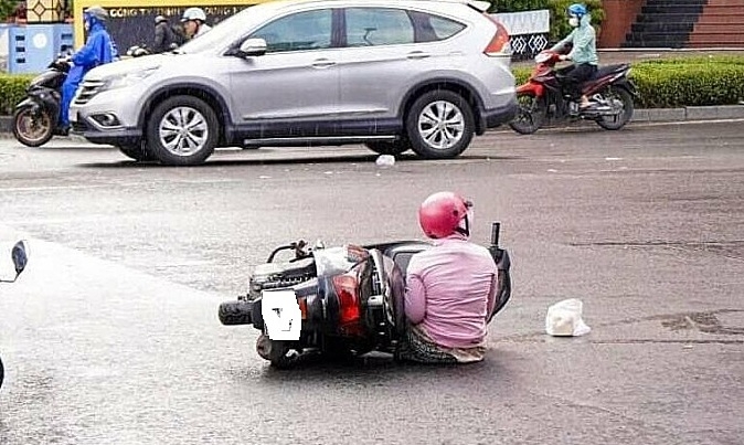 Gặp tai nạn vì tránh người đi sai luật, có được bồi thường?