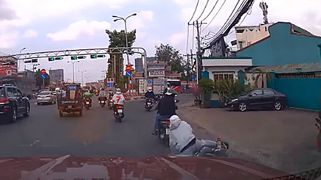 Tài xế phanh gấp tránh tai nạn trong tích tắc